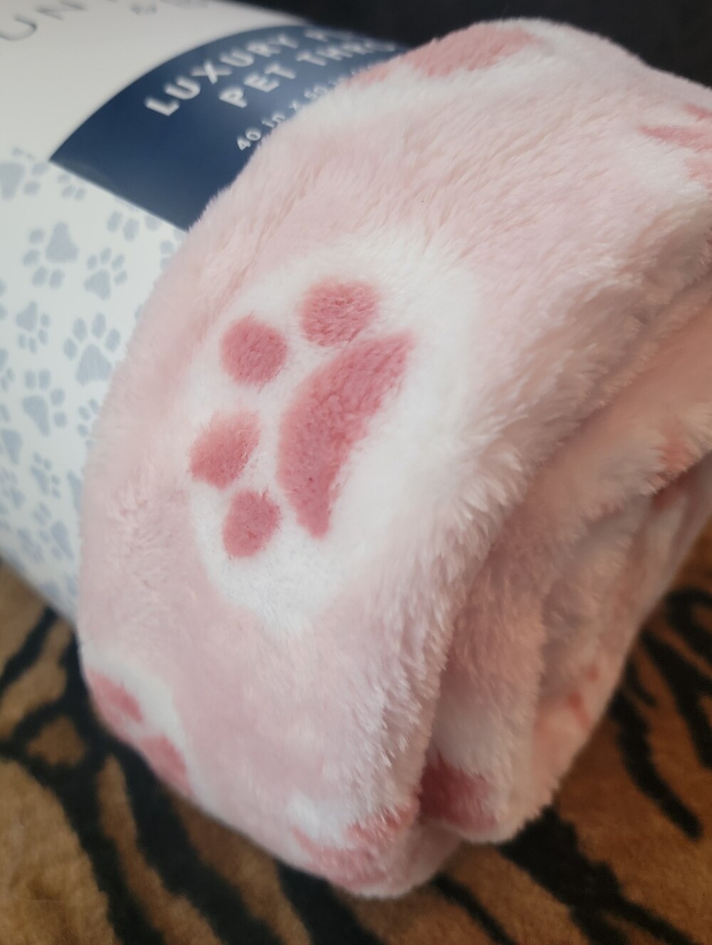 Luxury Plush Pet Throw / Blanket - Pink Paw Print New - Picture 2 of 2